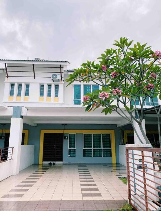 Spacious Cozy Lakeville Homestay 4 Bedrooms All With Aircond Seri Iskandar Exterior photo