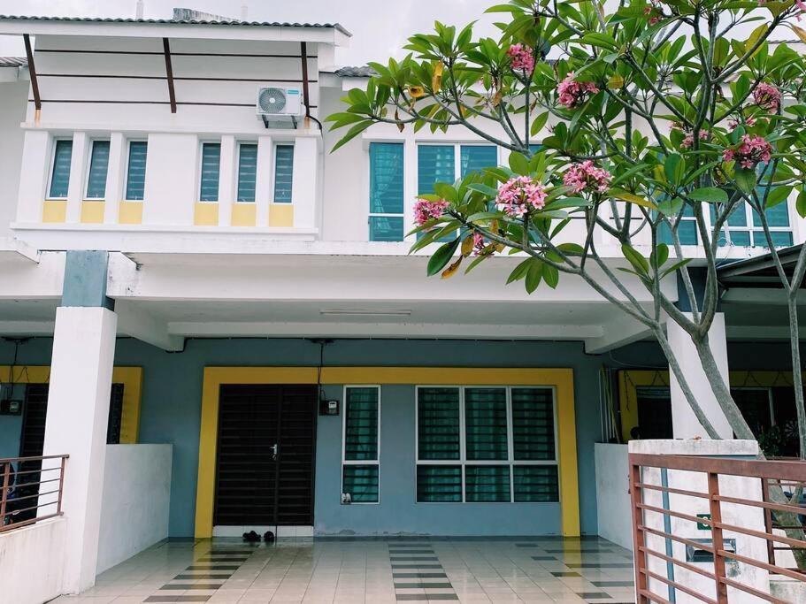 Spacious Cozy Lakeville Homestay 4 Bedrooms All With Aircond Seri Iskandar Exterior photo