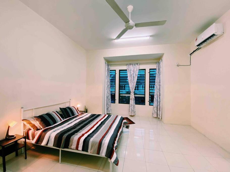 Spacious Cozy Lakeville Homestay 4 Bedrooms All With Aircond Seri Iskandar Exterior photo