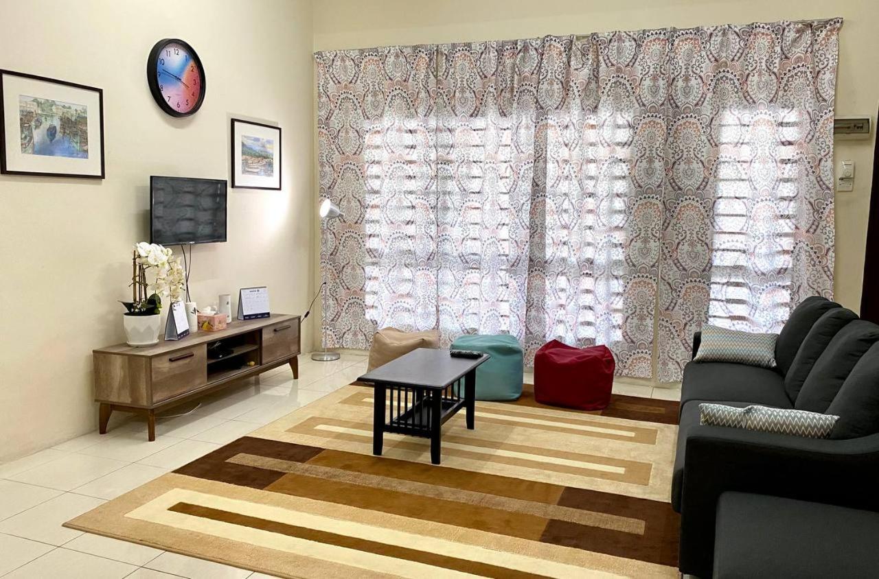 Spacious Cozy Lakeville Homestay 4 Bedrooms All With Aircond Seri Iskandar Exterior photo